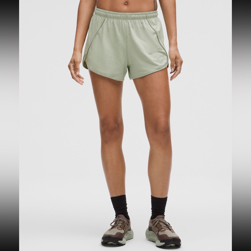 Lululemon Swiftly Mid-Rise Short 3” in fog green and light ivory size 8